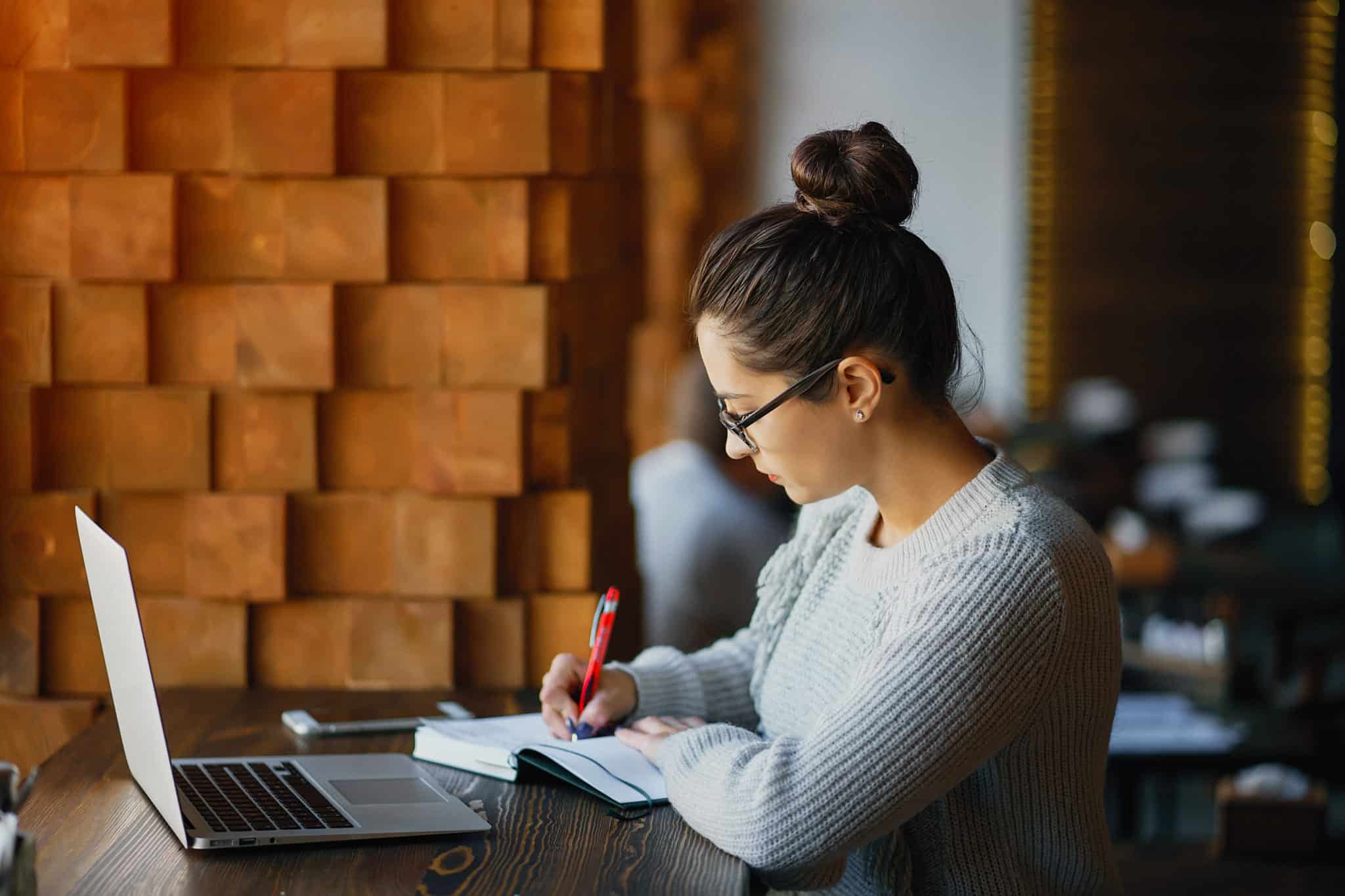 未経験からフリーランスエンジニアになるには？具体的な学習ステップとリスクを解説